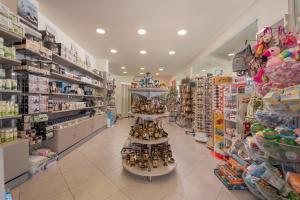 Supermarket nebo jiné obchody v  hotelu nebo okolí