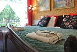 Una cama con mantas y almohadas encima. en Kungsgatans Gryta & Hotell, en Malmö