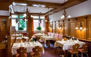 Hotel Union في زالتسويدِل: مطعم فيه طاولات وكراسي في الغرفة