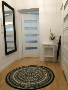 a hallway with a door and a rug at Apartament Lila in Świnoujście