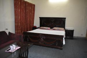 a bedroom with a bed and a couch at Paramid II in Islamabad