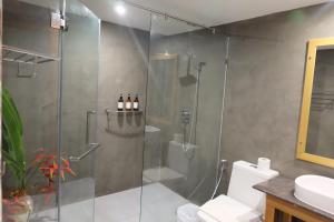 Ein Badezimmer in der Unterkunft Koh Ma Beach Resort - SHA Extra Plus