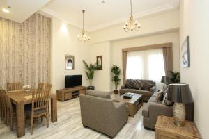 sala de estar con sofá y mesa en Marbella Holiday Homes, en Dubái