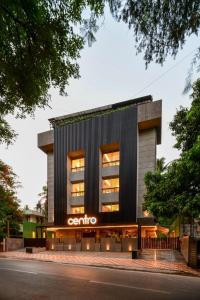 un edificio con un signo canto en él en Centro, en Pune