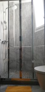 Le Grand Appart' Toulon tesisinde bir banyo
