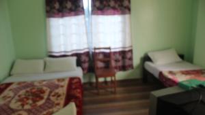 Postel nebo postele na pokoji v ubytování Harry Guest House & Restaurant