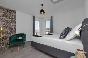 トゥチェピにあるApartments Strada Tučepiのベッドルーム1室(ベッド1台、椅子、窓付)