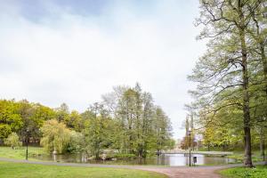 ein Park mit einem Körper aus Wasser und Bäumen in der Unterkunft Quality Hotel Prisma in Skövde