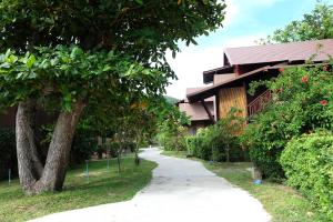 Ein Garten an der Unterkunft Koh Ma Beach Resort - SHA Extra Plus