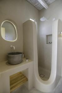 A bathroom at Yialos Ios Hotel