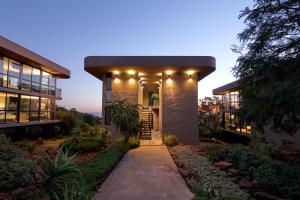 约翰内斯堡塔巴生态酒店的前面有灯的房子