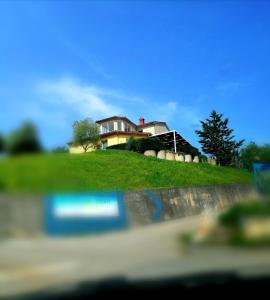 una casa en la cima de una colina en Apartments Flora, en Medulin