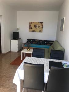 TV a/nebo společenská místnost v ubytování Apartments Veda