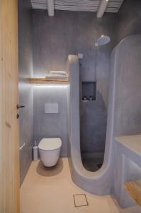 A bathroom at Yialos Ios Hotel