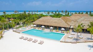 Вид на бассейн в Innahura Maldives Resort или окрестностях