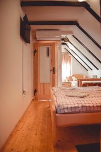 um quarto com uma cama no meio de um quarto em Sobe/Moduli na OPG-u Zajec em Zmajevac