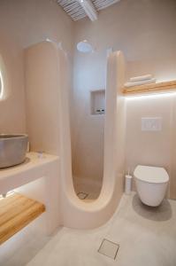 A bathroom at Yialos Ios Hotel