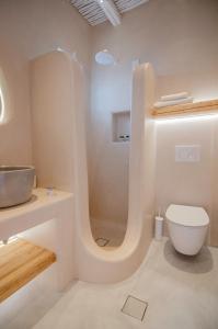 
A bathroom at Yialos Ios Hotel
