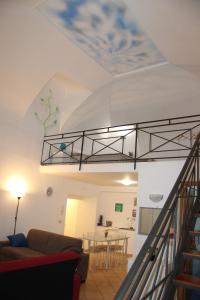 ナポリにあるAppartamento ai Tribunaliのリビングルーム(ソファ、階段付)
