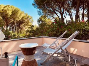 una sedia a dondolo e un vaso su un patio di Villino Genziana a Marciana Marina