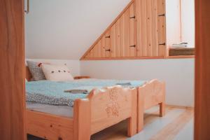 a bedroom with a bed and a stair case at Vinska kuća na vinskoj cesti Zmajevac in Zmajevac