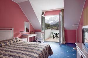 Ліжко або ліжка в номері Ramada Hotel & Suites Kranjska Gora