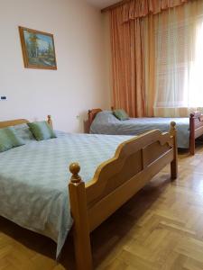 sypialnia z dwoma łóżkami i oknem w obiekcie Prenociste Klas w mieście Pleternica