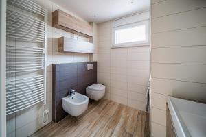 マリンスカにあるApartment Rovaのトイレ、洗面台、浴槽を備えたバスルーム +44枚の写真