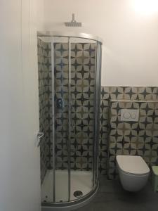 uma casa de banho com um chuveiro e um WC. em Eolo em Deiva Marina