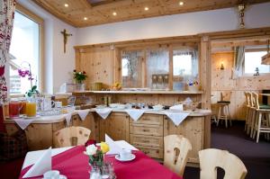 Reštaurácia alebo iné gastronomické zariadenie v ubytovaní Berghotel Rasis