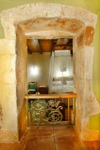Cette chambre est dotée d'un mur en pierre et d'une table. dans l'établissement Palazzo di Pietro, à La Canée