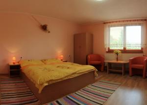 Ένα ή περισσότερα κρεβάτια σε δωμάτιο στο Penzion Micik