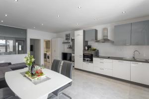 Kuchyň nebo kuchyňský kout v ubytování Apartments Amore