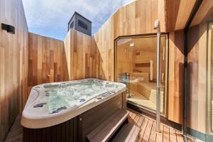 Baðherbergi á Aparthotel Svatý Vavřinec