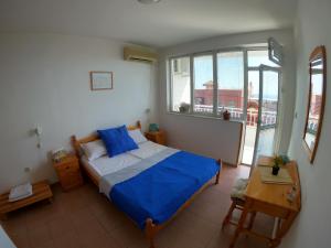 - une chambre avec un lit doté de draps bleus et une fenêtre dans l'établissement Apartment in St. Vlas with terrace, à Sveti Vlas