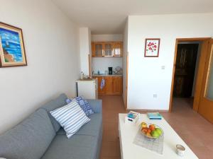 - un salon avec un canapé bleu et une table dans l'établissement Apartment in St. Vlas with terrace, à Sveti Vlas