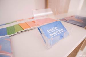 Charme & Chic Studios - Bari Centro في باري: وجود صندوق من الطلاء على طاولة