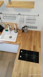 una cucina con un lavello bianco e un pavimento in legno di Apartament Ogarna 37 a Danzica Altre 41 foto
