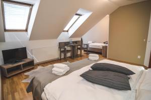 מיטה או מיטות בחדר ב-Penzion Pod Radnicí