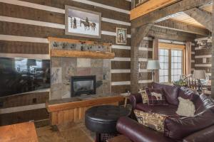 Μια τηλεόραση ή/και κέντρο ψυχαγωγίας στο Camp Arrowhead Cabin