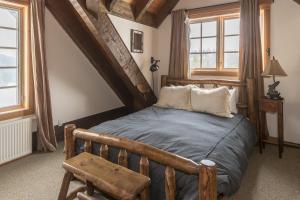 Ένα ή περισσότερα κρεβάτια σε δωμάτιο στο Camp Arrowhead Cabin