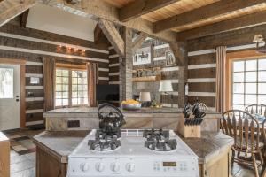 Η κουζίνα ή μικρή κουζίνα στο Camp Arrowhead Cabin