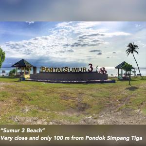 um sinal para um parque em frente ao oceano em Pondok Simpang Tiga em Sabang