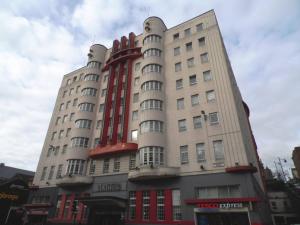 un edificio alto blanco con acentos rojos en Art Deco Building on Vibrant Sauchiehall Street en Glasgow