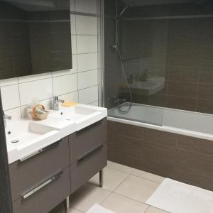 Ванна кімната в Grande chambre chez l habitant, sanitaires partagés avec éventuels autres locataires