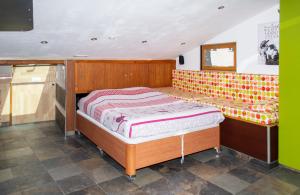 ピュジェ・テニエにあるStudio avec vue panoramiqueの緑の部屋のベッド1台が備わるベッドルーム1室を利用します。