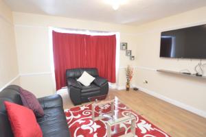 A seating area at Four Bedroom Townhouse 12 Minutes Walk to Excel Exhibition Centre