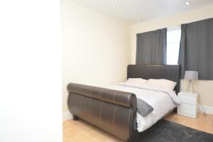 Postel nebo postele na pokoji v ubytování Four Bedroom Townhouse 12 Minutes Walk to Excel Exhibition Centre