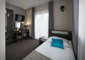 Posteľ alebo postele v izbe v ubytovaní Hotel Capitol + 37 fotografií