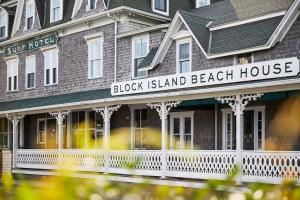 uma casa de praia numa ilha negra na rua em Block Island Beach House em New Shoreham